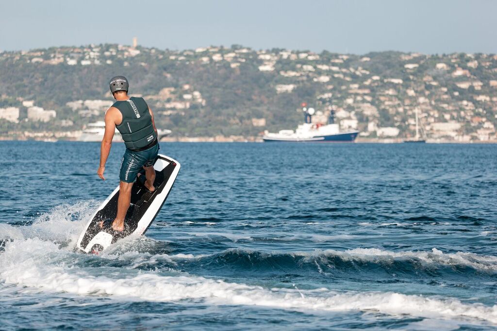 AWAKE RÄVIK S eSurfboard | Motorized electric Jetboard